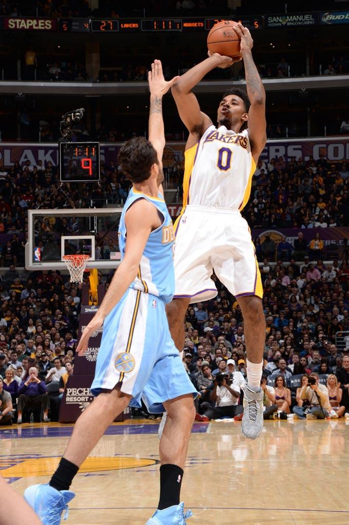 足球国足球员获赞：比赛态度专业（国足队员获赞：以专业态度投入比赛）