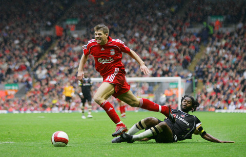 邮报：埃德森在土超遭水杯“轰炸”，欲将水杯踢回看台表不满