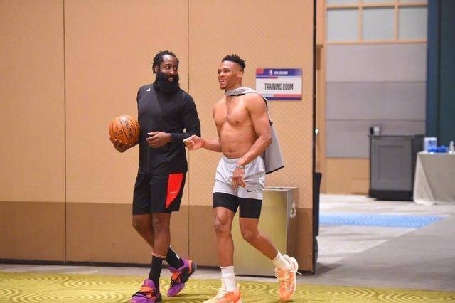 塔帅：我会联系温格但没那么频繁；每次听助威歌都起鸡皮疙瘩（塔帅：与温格偶有联络；每逢助威歌响起都起鸡皮疙瘩）