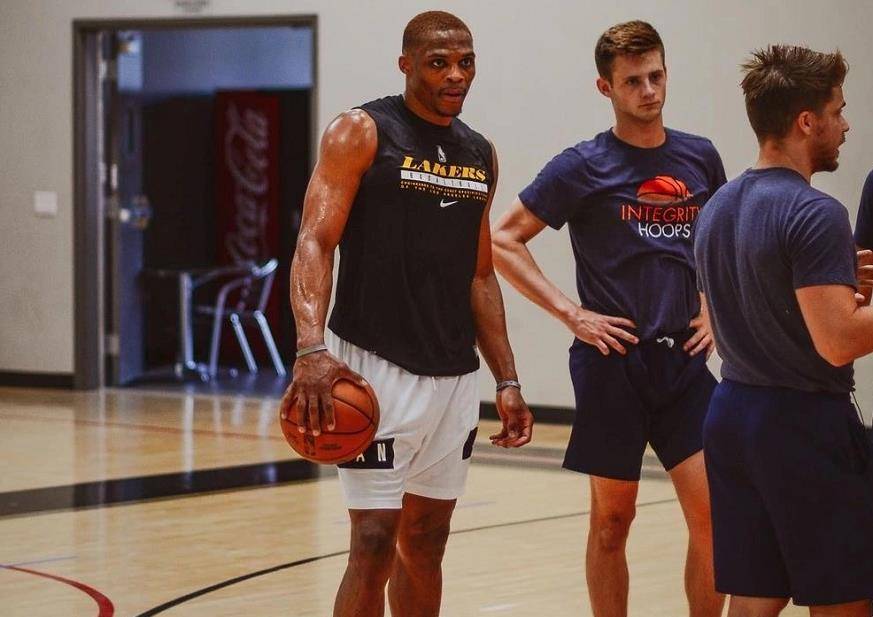 老鹰全民皆兵取关键胜利（老鹰多点开花拿下关键一战）